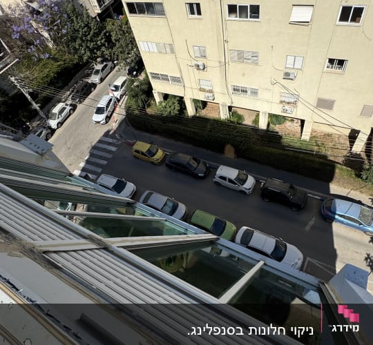 גג עם קולטי שמש ודודי מים על בניין
